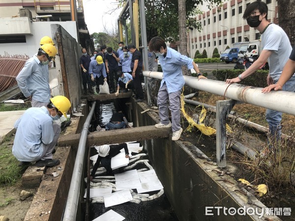 ▲台南市環保局接獲民眾通報，在新營區土庫里查出一家工廠熱媒鍋爐，因施工造成管線疏漏煤油污染排水溝。（圖／記者林悅翻攝，下同）