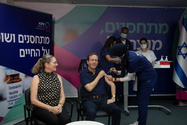 ▲▼以色列總統赫佐格帶頭接種第3劑疫苗。（圖／路透）