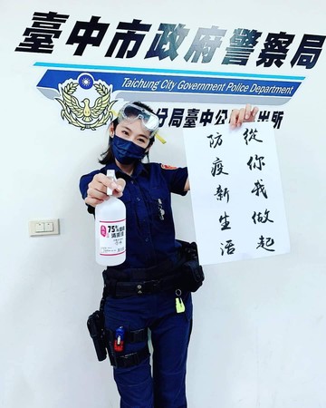 ▲▼台中長腿甜美女警挑選舒適衣服給街友換上，避免感冒。（圖／警方提供）