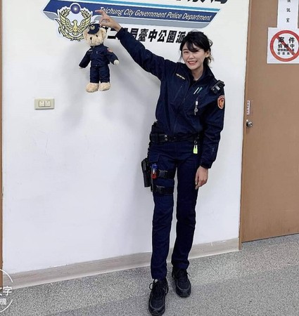 ▲▼台中長腿甜美女警挑選舒適衣服給街友換上，避免感冒。（圖／警方提供）