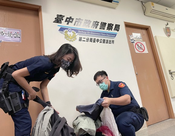 ▲▼台中長腿甜美女警挑選舒適衣服給街友換上，避免感冒。（圖／警方提供）