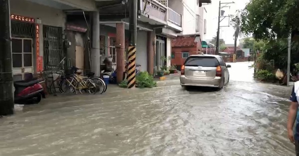 ▲高雄湖內、路竹淹水 。（圖／記者洪靖宜翻攝）