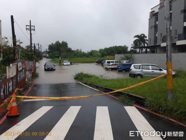 ▲台南市下起大雨，造成市區及山區淹水及路樹倒塌，小東地下道淹水造成小客車拋錨，歸仁182線19公里處，有路樹倒塌，警方拉封鎖線管制。（圖／記者林悅翻攝，下同）