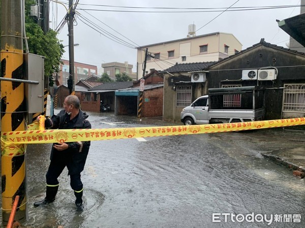 ▲台南市下起大雨，造成市區及山區淹水及路樹倒塌，小東地下道淹水造成小客車拋錨，歸仁182線19公里處，有路樹倒塌，警方拉封鎖線管制。（圖／記者林悅翻攝，下同）