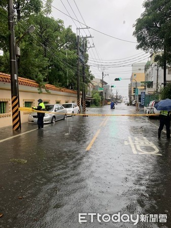 ▲台南市下起大雨，造成市區及山區淹水及路樹倒塌，小東地下道淹水造成小客車拋錨，歸仁182線19公里處，有路樹倒塌，警方拉封鎖線管制。（圖／記者林悅翻攝，下同）