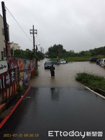 ▲台南市下起大雨，造成市區及山區淹水及路樹倒塌，小東地下道淹水造成小客車拋錨，歸仁182線19公里處，有路樹倒塌，警方拉封鎖線管制。（圖／記者林悅翻攝，下同）