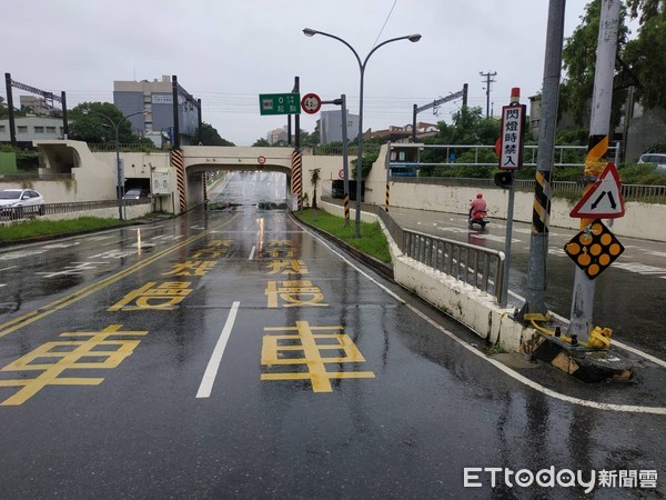 ▲台南市下起大雨，造成市區及山區淹水及路樹倒塌，小東地下道淹水造成小客車拋錨，歸仁182線19公里處，有路樹倒塌，警方拉封鎖線管制。（圖／記者林悅翻攝，下同）