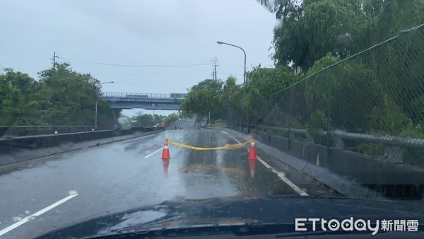 ▲台南市下起大雨，造成市區及山區淹水及路樹倒塌，小東地下道淹水造成小客車拋錨，歸仁182線19公里處，有路樹倒塌，警方拉封鎖線管制。（圖／記者林悅翻攝，下同）