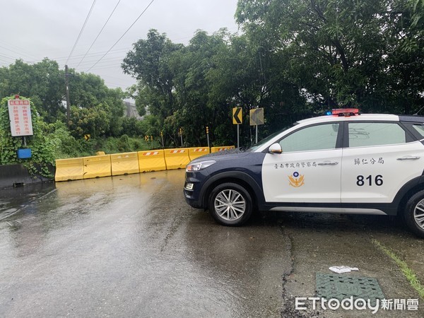 ▲台南市下起大雨，造成市區及山區淹水及路樹倒塌，小東地下道淹水造成小客車拋錨，歸仁182線19公里處，有路樹倒塌，警方拉封鎖線管制。（圖／記者林悅翻攝，下同）