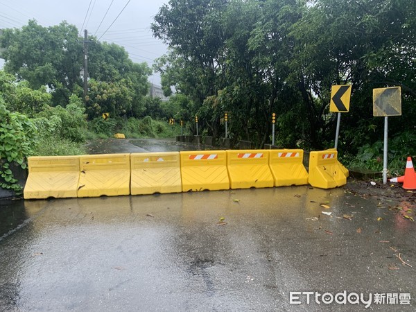 ▲台南市下起大雨，造成市區及山區淹水及路樹倒塌，小東地下道淹水造成小客車拋錨，歸仁182線19公里處，有路樹倒塌，警方拉封鎖線管制。（圖／記者林悅翻攝，下同）