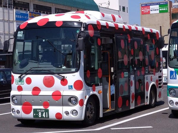 ▲▼草間彌生設計的公車「水玉亂舞號」。（圖／翻攝自推特@misako1220mama、@117takecyanman、@hachi_kuji）