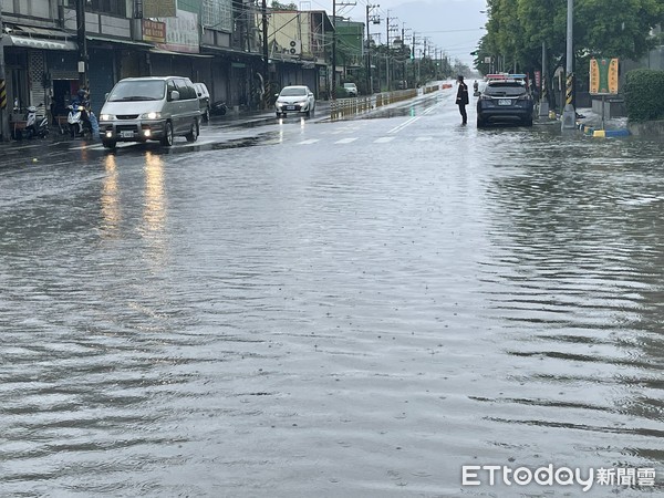 ▲大仁科技大學旁積水，維持單向通車             。（圖／民眾提供，以下同）