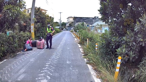 ▲▼一名外送員接單多疲累上路，結果自撞電線桿，跌坐在路旁幸遇巡邏員警。（圖／民眾提供）