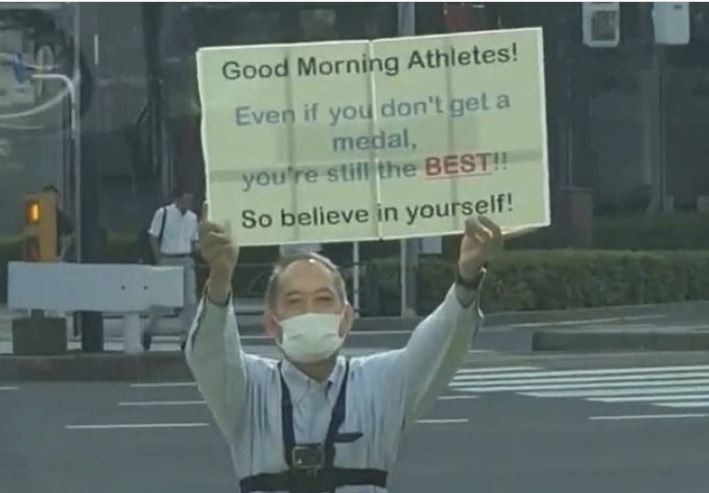 ▲▼日本阿伯替未得獎選手加油！頂烈日舉牌「你們也很棒」　暖哭眾人。（圖／IG／thetokyochapter）