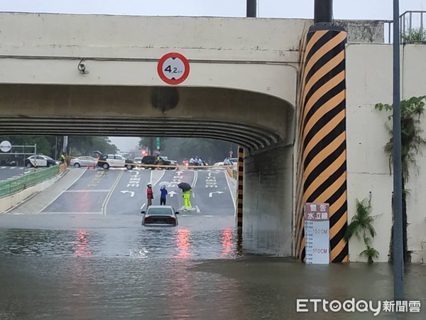 ▲台南市小東地下道豪大雨淹水，一分局巡邏車橫在小東地下道西側入口，管制車輛進入地下道，卻有1部自小客車強行駛入熄火抛錨泡水動引彈不得。（圖／記者林悅翻攝，下同）