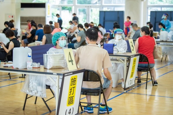 ▲桃園首家達成10萬劑疫苗接種醫院，市府核發20萬獎勵金。（圖／新聞處提供）