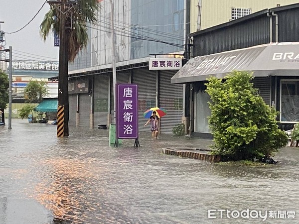 ▲▼南屯區環中、公益路區域嚴重積水，警方拉起封鎖線。（圖／民眾提供）