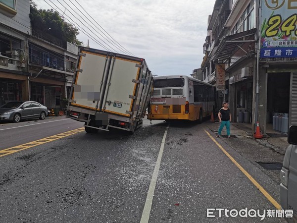 ▲▼新北市瑞芳區傑魚坑路96號前車禍。（圖／記者郭世賢翻攝）