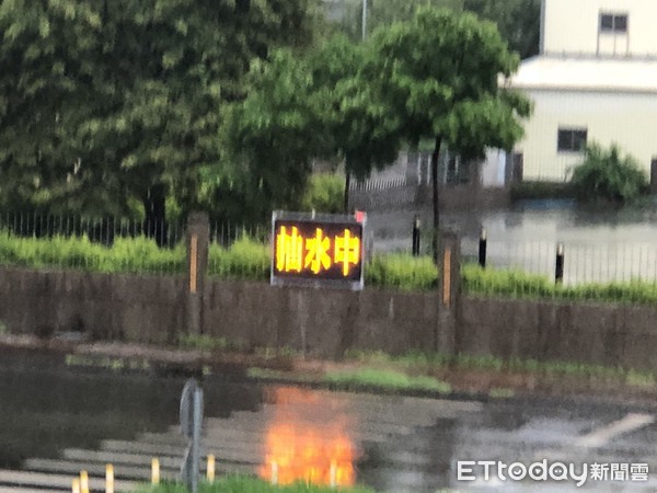 ▲一夜強降雨，台中多處積水、4台大型抽水機清晨啟抽。（圖／水利局提供）