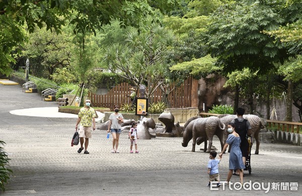 ▲▼全國新冠肺炎疫情趨緩進入二級警戒，台北市立動物園從8月1日起以降載模式重新開放，入園需先提前線上預約，每日入園上限3600人，園內並實行相關防疫規定，包括入園須配合實聯制、全程配戴口罩及維持社交距離，園區內禁止飲食。（圖／記者李毓康攝）