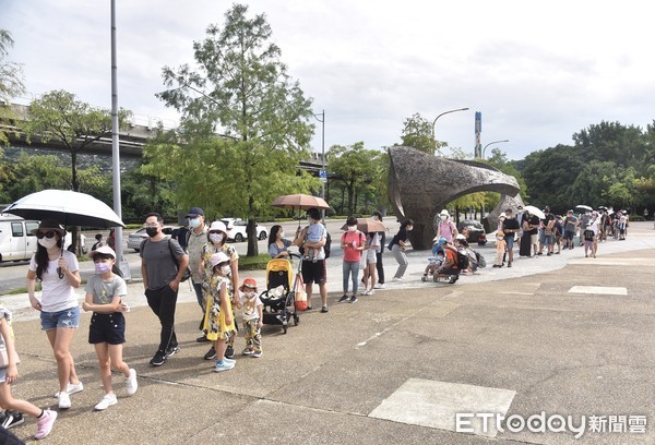 ▲▼全國新冠肺炎疫情趨緩進入二級警戒，台北市立動物園從8月1日起以降載模式重新開放，入園需先提前線上預約，每日入園上限3600人，園內並實行相關防疫規定，包括入園須配合實聯制、全程配戴口罩及維持社交距離，園區內禁止飲食。（圖／記者李毓康攝）