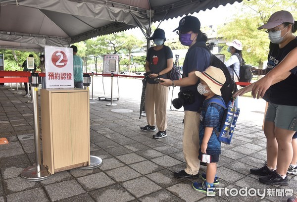 ▲▼全國新冠肺炎疫情趨緩進入二級警戒，台北市立動物園從8月1日起以降載模式重新開放，入園需先提前線上預約，每日入園上限3600人，園內並實行相關防疫規定，包括入園須配合實聯制、全程配戴口罩及維持社交距離，園區內禁止飲食。（圖／記者李毓康攝）