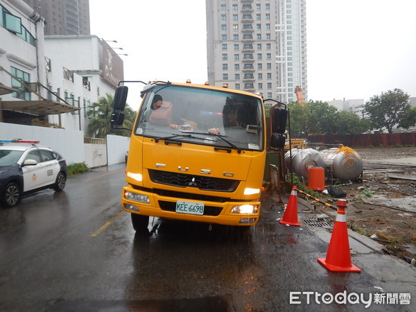 ▲▼南屯區政和路路面出現大洞，一輛民間垃圾車車輪全陷下去。（圖／民眾提供）