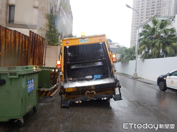 ▲▼南屯區政和路路面出現大洞，一輛民間垃圾車車輪全陷下去。（圖／民眾提供）