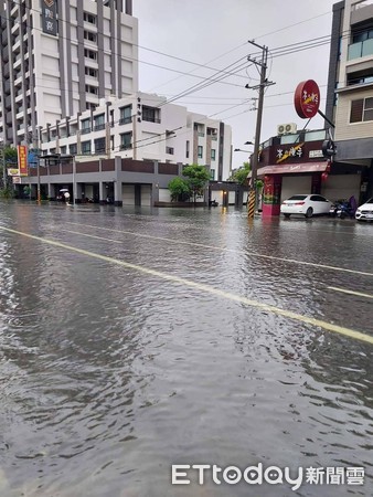 ▲受西南氣流影響，沿海平地全日均有雷陣雨，降雨熱區廣泛分布在沿海到平地，山區仍有短強降雨，黃偉哲市長提醒市民朋友做好防災整備。（圖／記者林悅翻攝，下同）