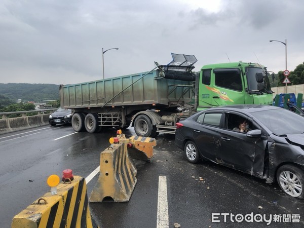 ▲▼▲▼新北台64線快速道路車禍。（圖／記者陳以昇翻攝，下同）