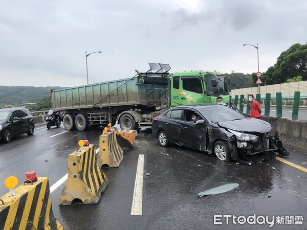 ▲▼▲▼新北台64線快速道路車禍。（圖／記者陳以昇翻攝，下同）