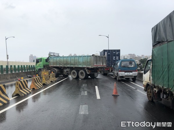 ▲▼▲▼新北台64線快速道路車禍。（圖／記者陳以昇翻攝，下同）