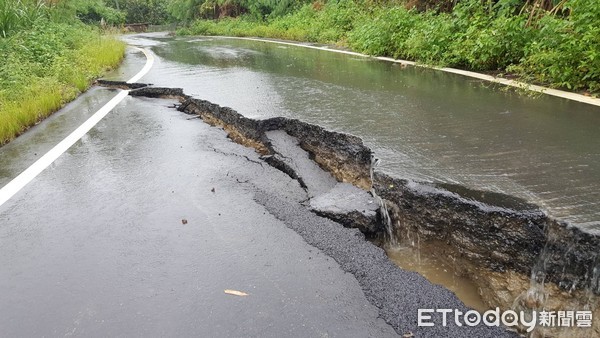 ▲▼豪雨狂炸，嘉義多地出現路面坍塌、土石流等災情。（圖／記者翁伊森翻攝）