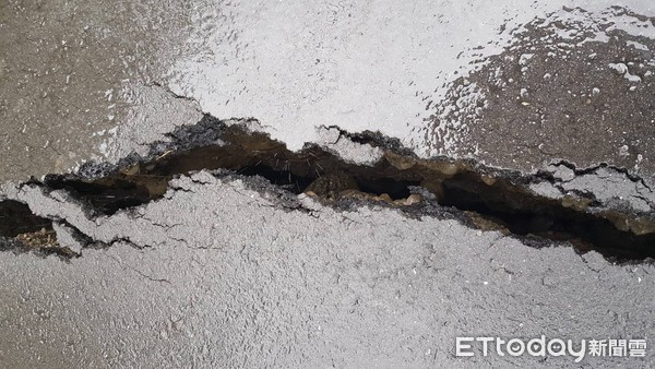 ▲▼豪雨狂炸，嘉義多地出現路面坍塌、土石流等災情。（圖／記者翁伊森翻攝）