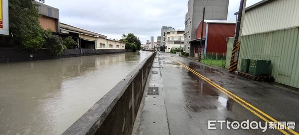 ▲台鐵涵洞潭稅陸橋涵洞因積水封閉，市府團隊緊急動員，利用L型防水擋版及沙包組成圍堰，阻擋抽排積水再度回流，水利局並增設一部移動式抽水機組加速排除積水。（圖／記者林悅翻攝，下同）