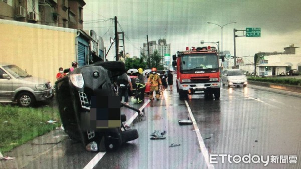 ▲保時捷跑車1日下午在墾丁發生車禍，造成兩人重傷            。（圖／民眾提供，以下同）