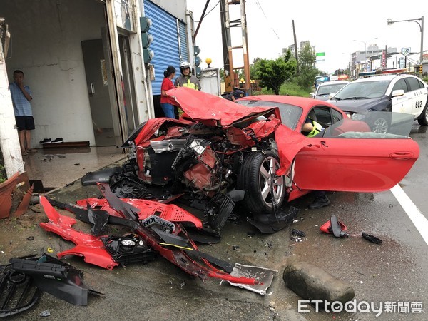 ▲保時捷跑車1日下午在墾丁發生車禍，造成兩人重傷            。（圖／民眾提供，以下同）