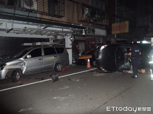 ▲▼許姓女子駕車逆向撞上路邊多輛汽機車。（圖／記者游宗樺翻攝）