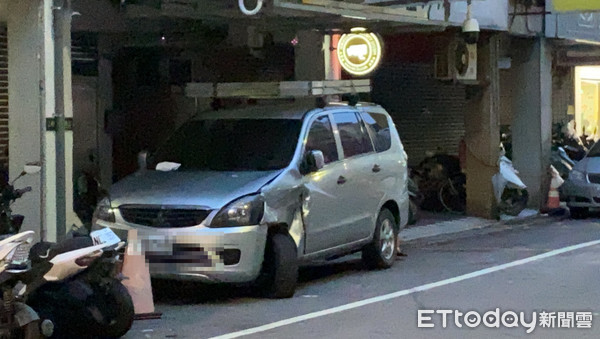 ▲▼許姓女子駕車逆向撞上路邊多輛汽機車。（圖／記者游宗樺攝）