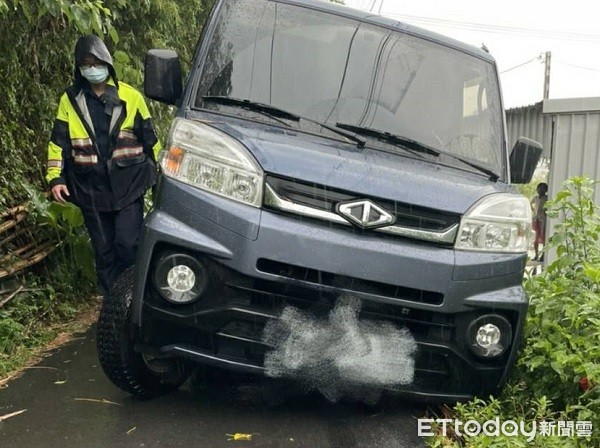 ▲林男開車送貨不慎駛入坡坎「卡車」。（圖／桃園警分局提供）