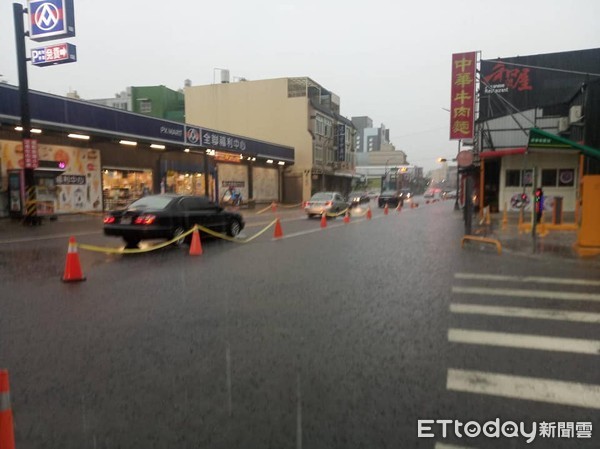 ▲▼彰化伸港和美等處因豪大雨嚴重淹水，縣議員賴清美視察。（圖／記者李忠憲翻攝）