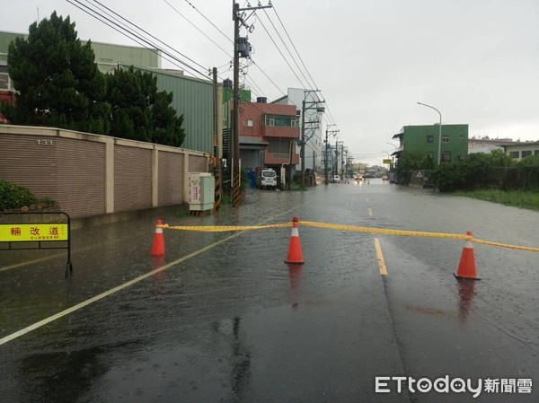 ▲▼彰化伸港和美等處因豪大雨嚴重淹水，縣議員賴清美視察。（圖／記者李忠憲翻攝）