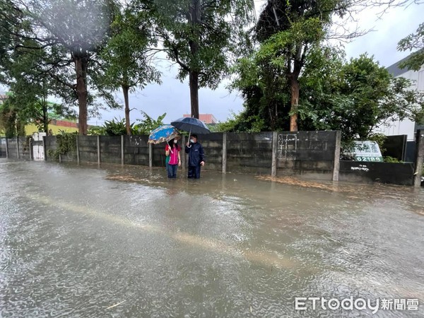 ▲▼彰化伸港和美等處因豪大雨嚴重淹水，縣議員賴清美視察。（圖／記者李忠憲翻攝）