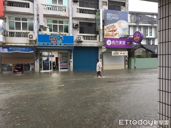 ▲雲林北港鎮累積雨量逾200毫米造成多處淹水慘況頻傳。（圖／民眾提供）