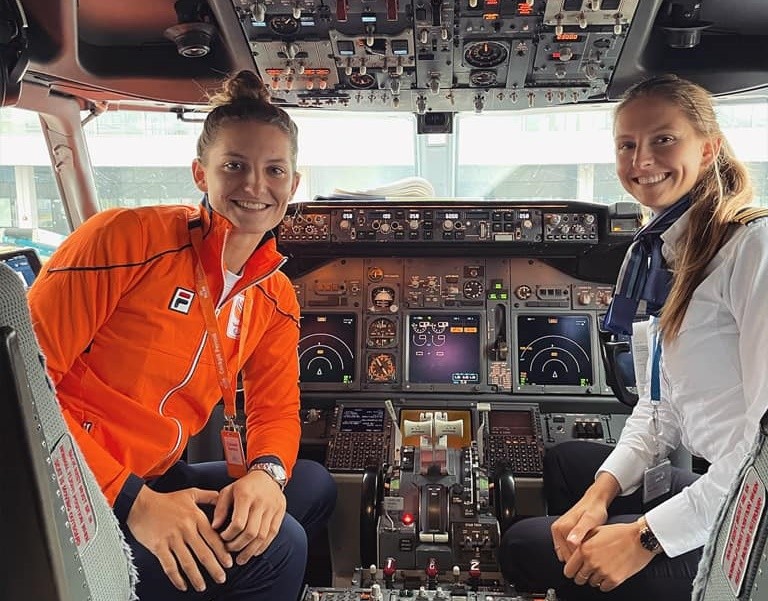 ▲▼ 荷蘭高爾夫女選手Van Dam的姊姊是荷航機長，在她比賽結束後，姊姊開飛機來接她回家。（圖／翻攝自臉書）