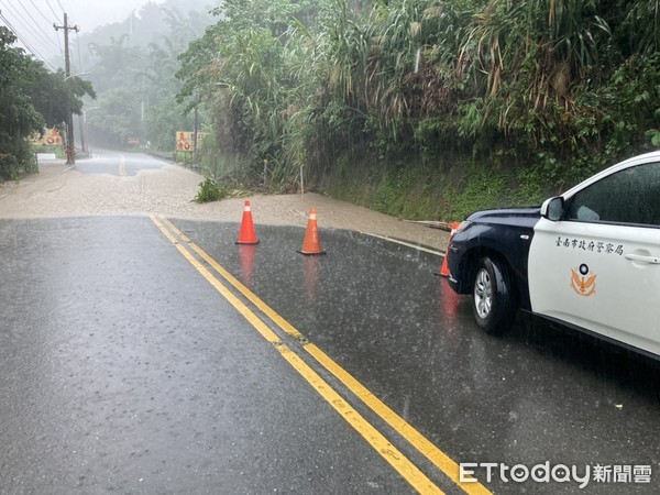 ▲受西南氣流影響，台南上午發生強降雨，造成172乙線2.1公里處路樹橫倒，4.3公里處土石坍落，僅能單向通行，後壁區菁寮老街、82線菁寮國小前道路積水。（圖／記者林悅翻攝，下同）