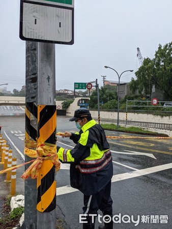 ▲台南市警一、五分局交界的台南市小東地下道之積水超過警戒水位，警方於下午1時56分許，在兩側拉起鎖線，冒雨在現場管制人車誤入。（圖／記者林悅翻攝，下同）