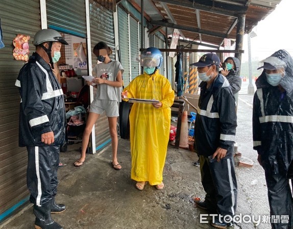 ▲北港溪溪水暴漲，北港警方迅速通報配合北港鎮公所，針對北港溪河床住戶，東陽里、南安里等15戶實施預防性勸離工作。（圖／記者蔡佩旻翻攝）