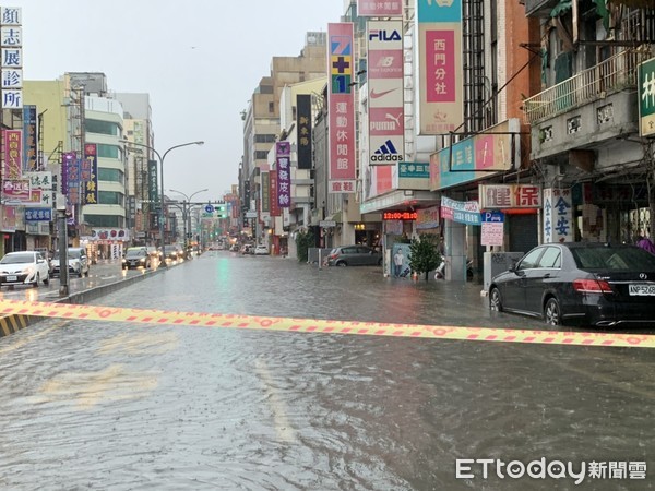 ▲致災性短時強降雨，市警一、二、四、五、六、永康、歸仁分局加強巡視封鎖淹水處管制，維護人車安全。（圖／記者林悅翻攝，下同）