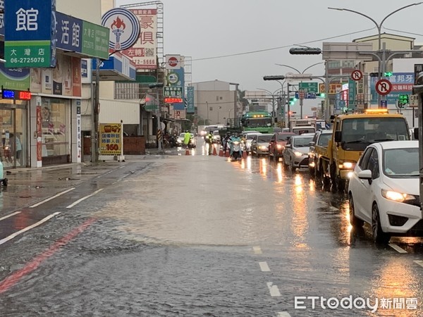 ▲致災性短時強降雨，市警一、二、四、五、六、永康、歸仁分局加強巡視封鎖淹水處管制，維護人車安全。（圖／記者林悅翻攝，下同）